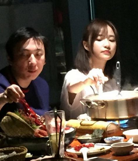 王思聪带女友雪梨吃火锅 网友：感觉是真爱(图1)
