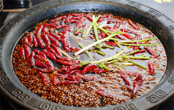重庆老火锅，汤红油亮，味道醇厚，麻辣味重(图4)