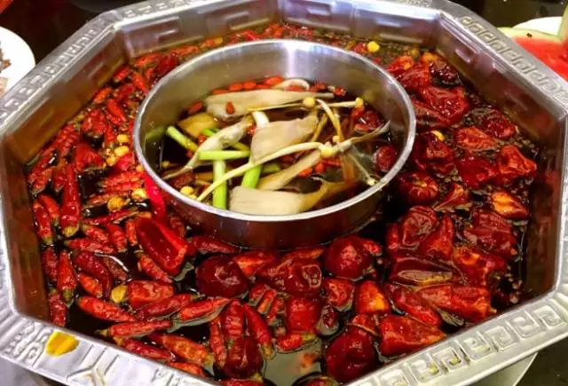 重庆老火锅，汤红油亮，味道醇厚，麻辣味重(图1)